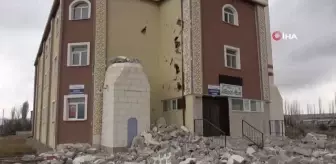 Caminin minaresi kuvvetli rüzgara dayanamadıSivas'ta etkili olan kuvvetli rüzgar çifte minareli Hatipler camisinin bir minaresinin yıkılmasına neden...