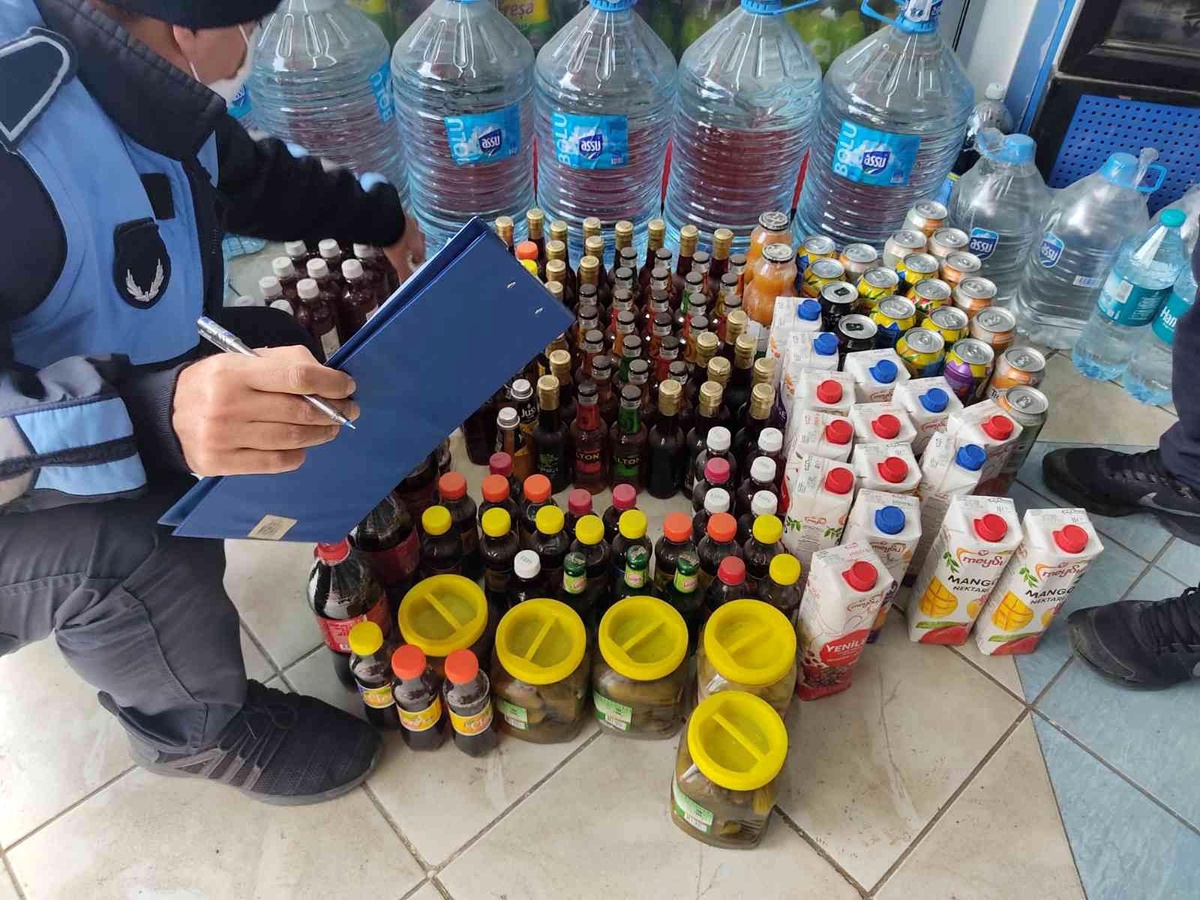 Cumayeri zabıta ekiplerinden market denetimi