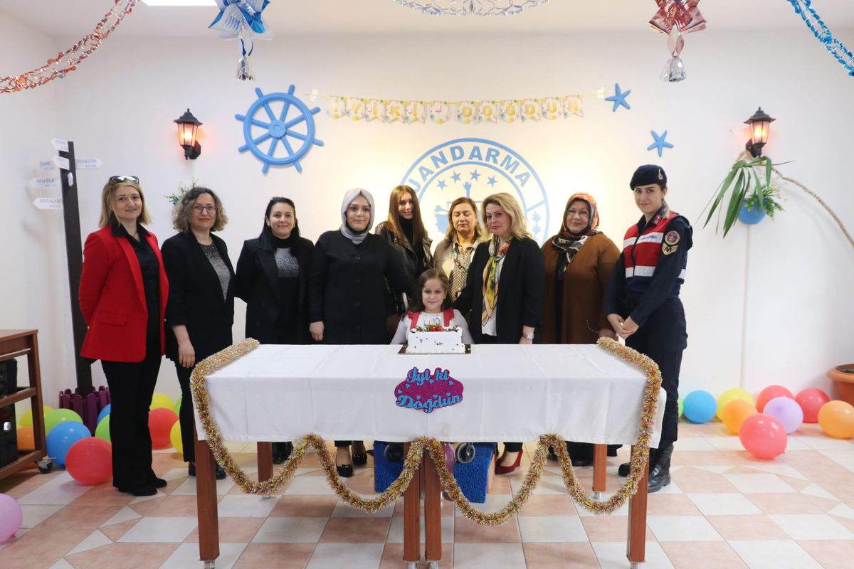 Düzce\'de 9 yaşındaki engelli çocuğa jandarmadan doğum günü sürprizi