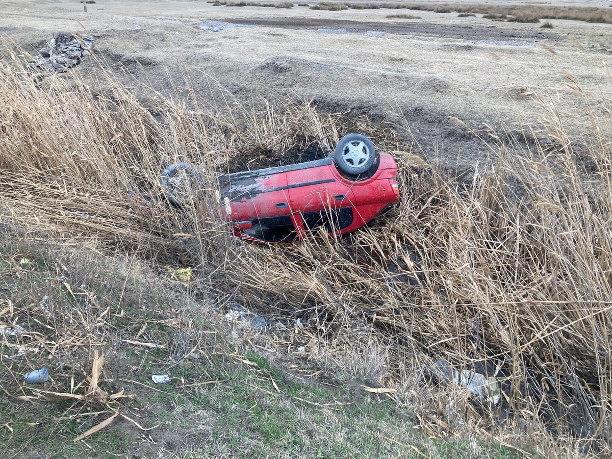 Erzincan\'da su kanalına devrilen otomobilin sürücüsü yaralandı