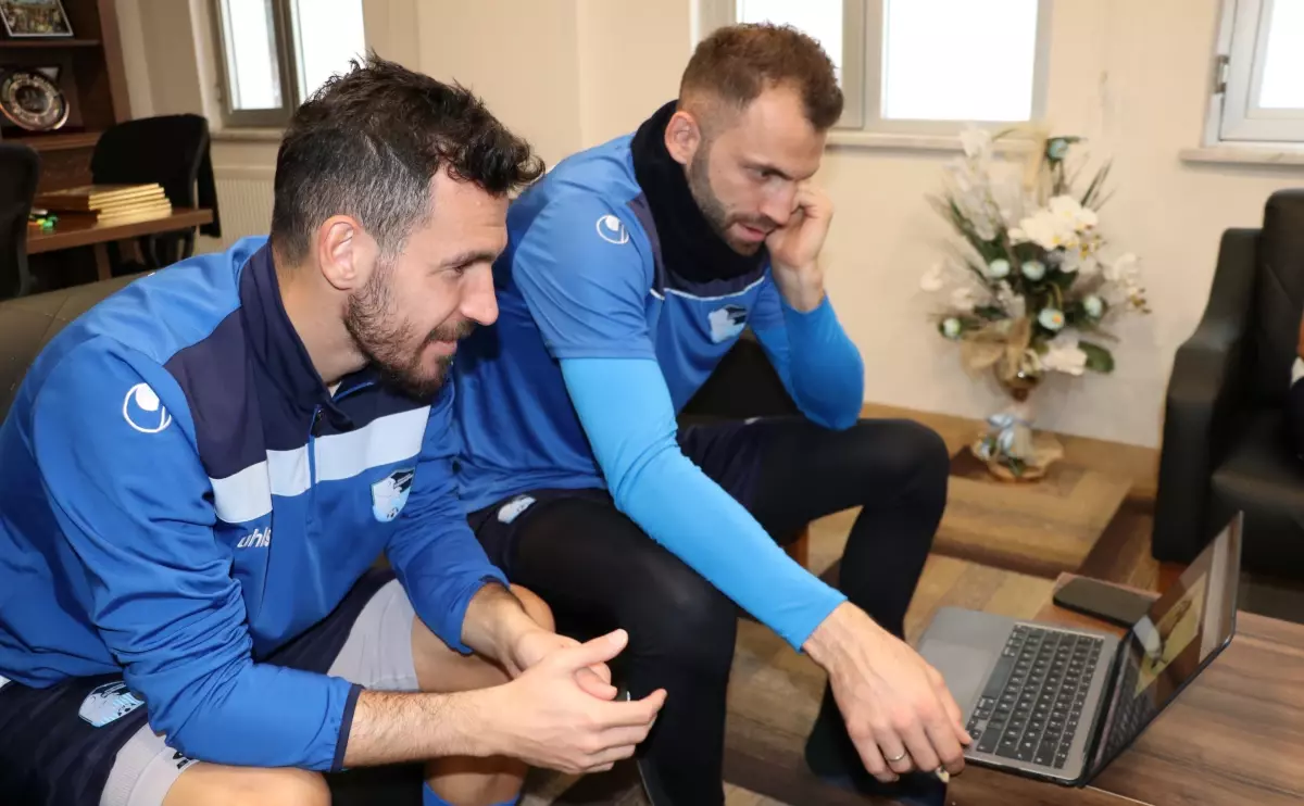 Erzurumspor\'un teknik heyeti ve futbolcuları, AA\'nın "Yılın Fotoğrafları" oylamasına katıldı