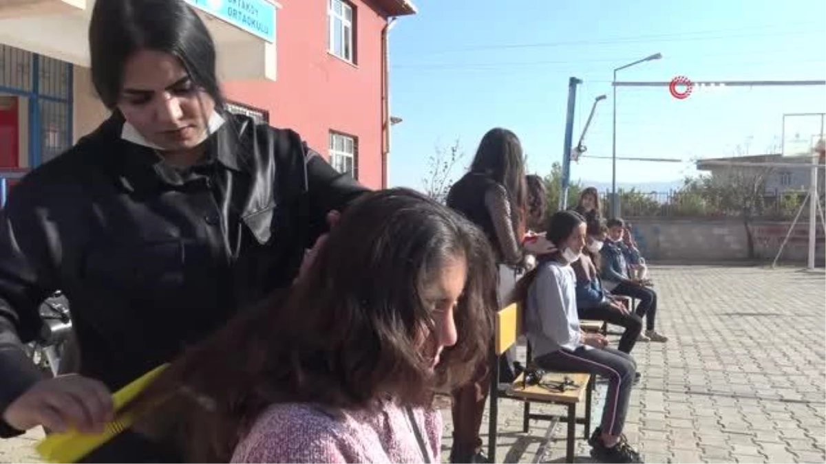 Gönüllü kuaförlerden köy okullarında saç bakımı