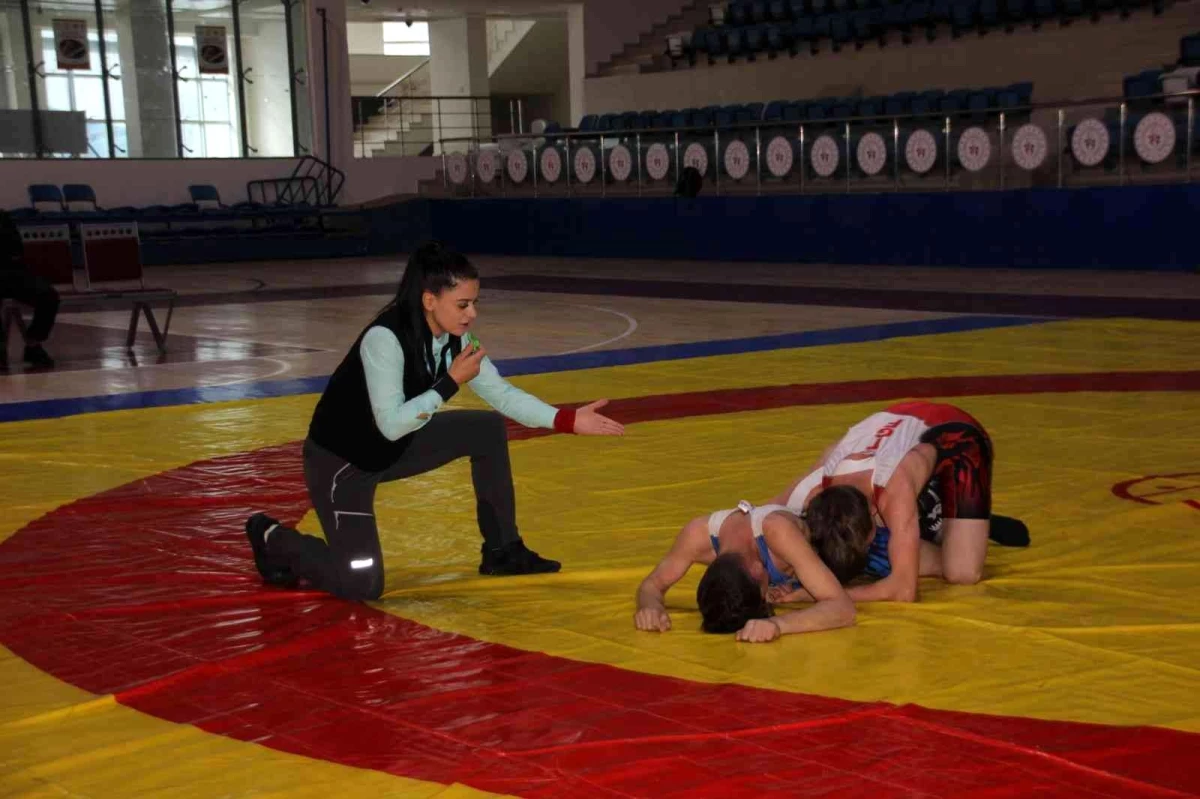 Hakkari\'de okullar arası güreş turnuvası düzenlendi