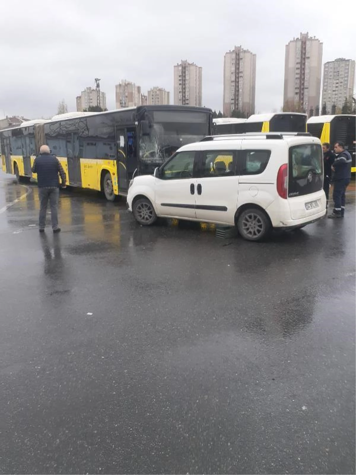 İETT otobüsü ile İBB hizmet aracının çarpışması sonucu 2 kişi yaralandı