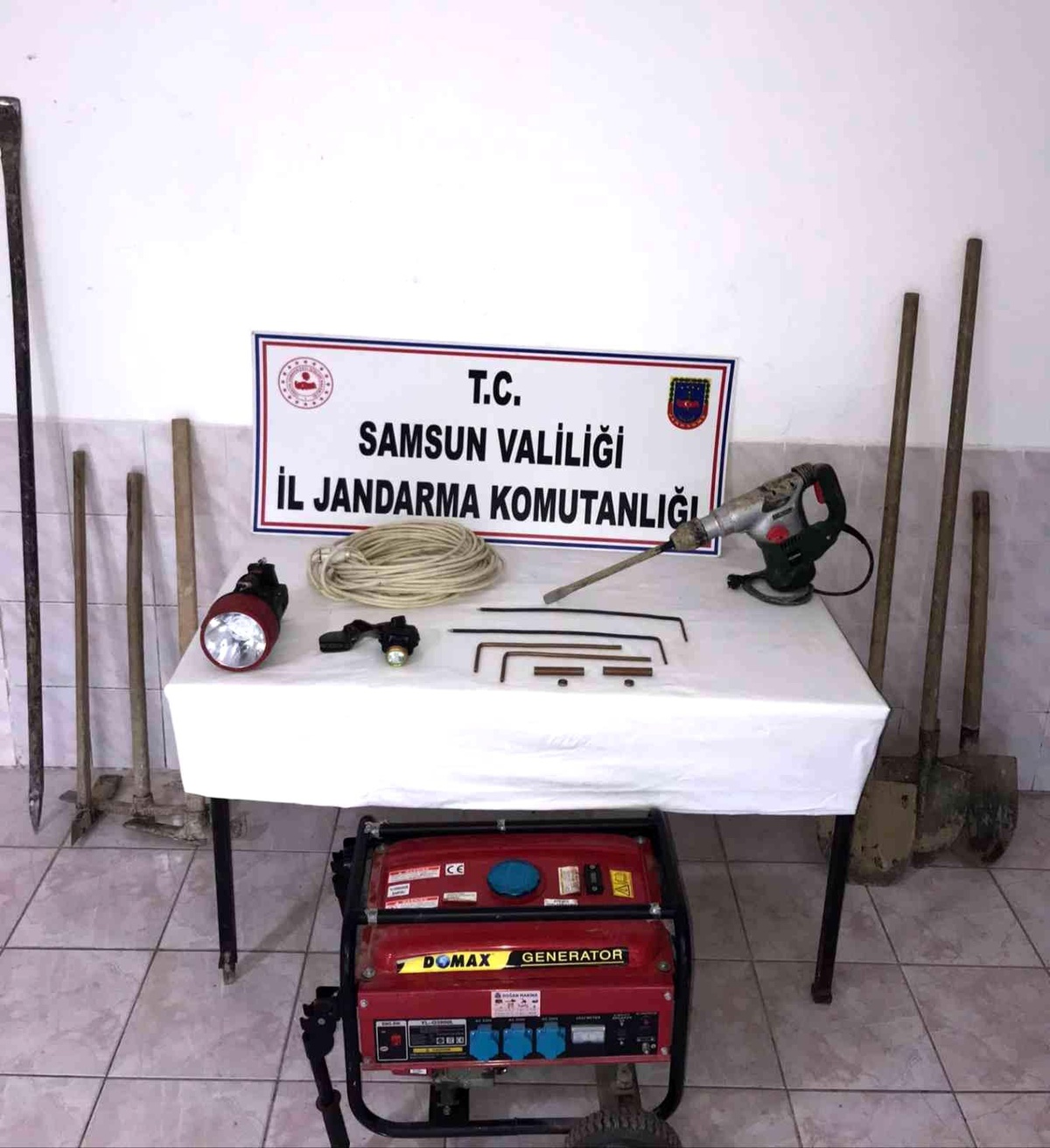 Kaçak kazı yapan 4 kişi jandarma ekiplerince yakalandı