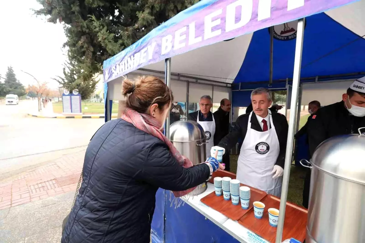 Kendi elleriyle çorba yaptı üniversite öğrencilerine ikram etti