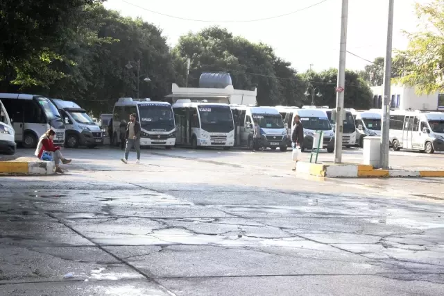 Kıyafetleri kirli diye minibüsün koltuğuna oturmayan işçi, şoförün tekrar işe alınmasını istedi