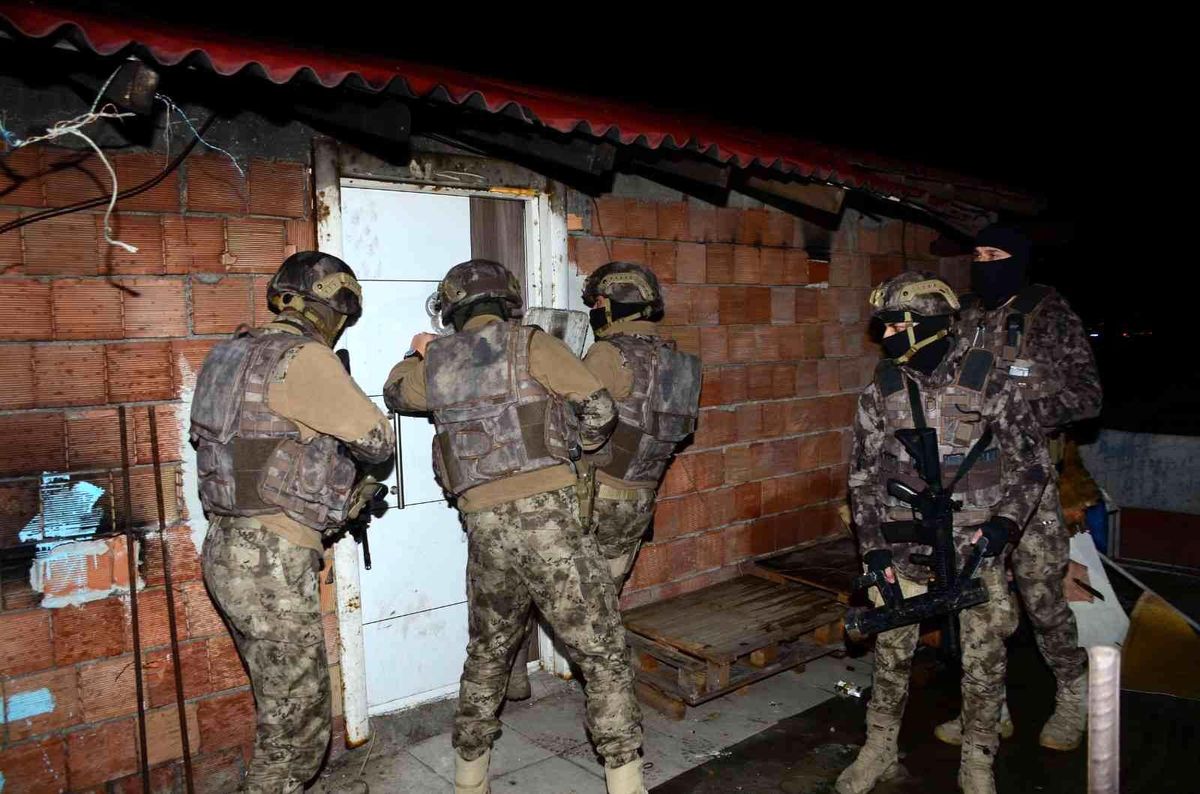 Kocaeli\'de aranan şüphelilere polis operasyonu