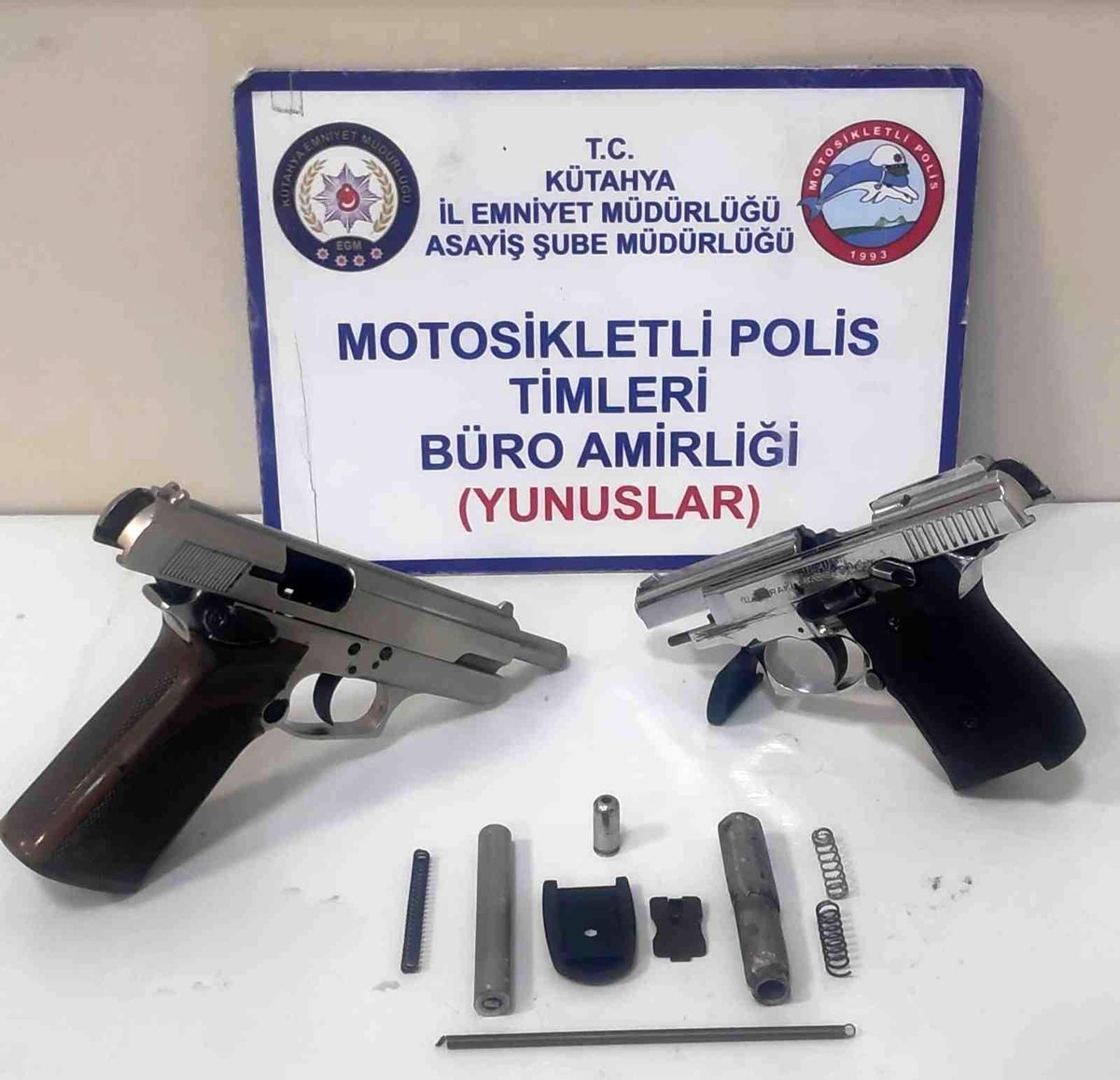 Kütahya\'da bir işyerinde 2 ruhsatsız tabanca ele geçirildi