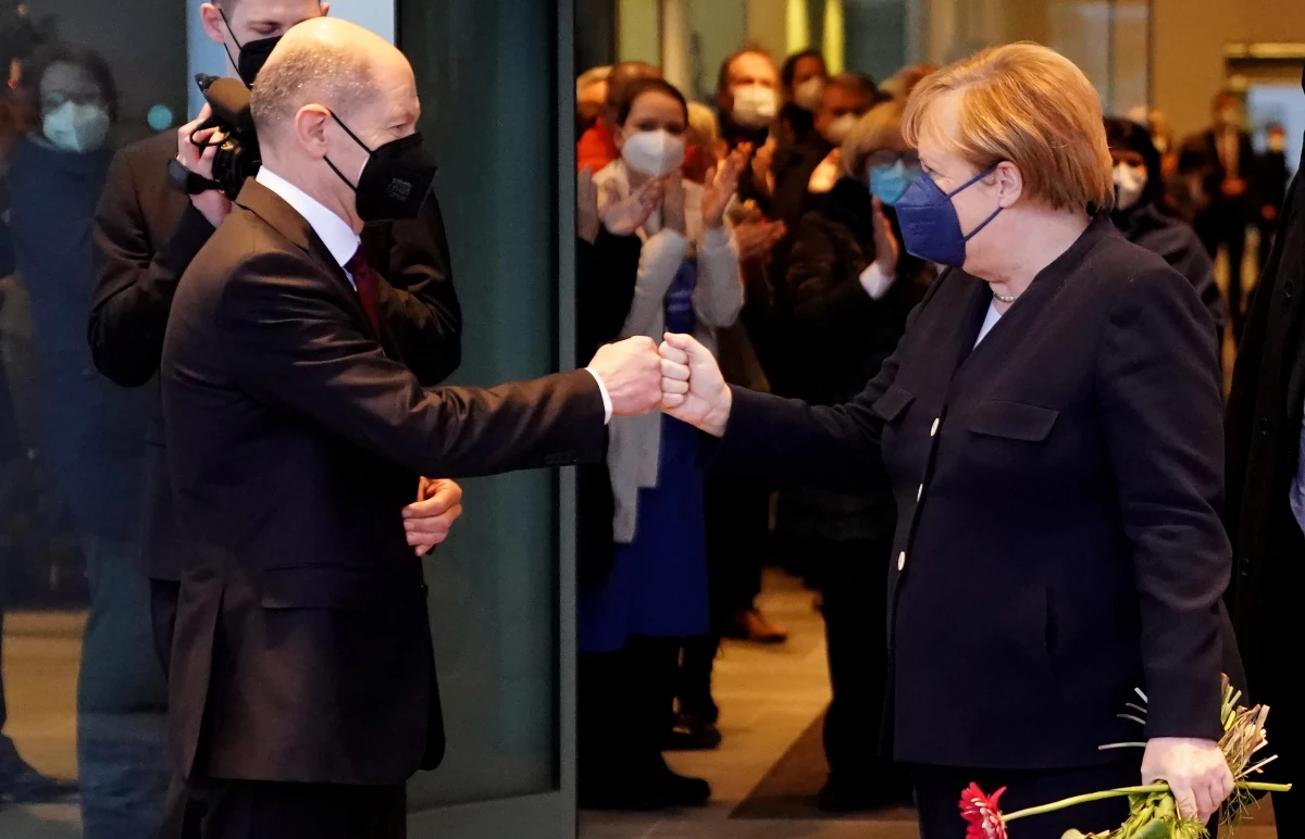 Merkel görevini Başbakan Scholz\'a devretti