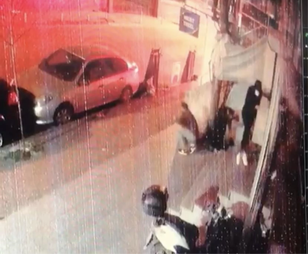 İstanbul\'da korku dolu anlar: Motosikletli saldırganlar işyerine kurşun yağdırdı