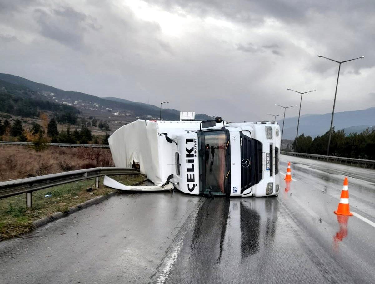 Osmaniye\'de kaygan yolda kontrolden çıkan tır yan yattı