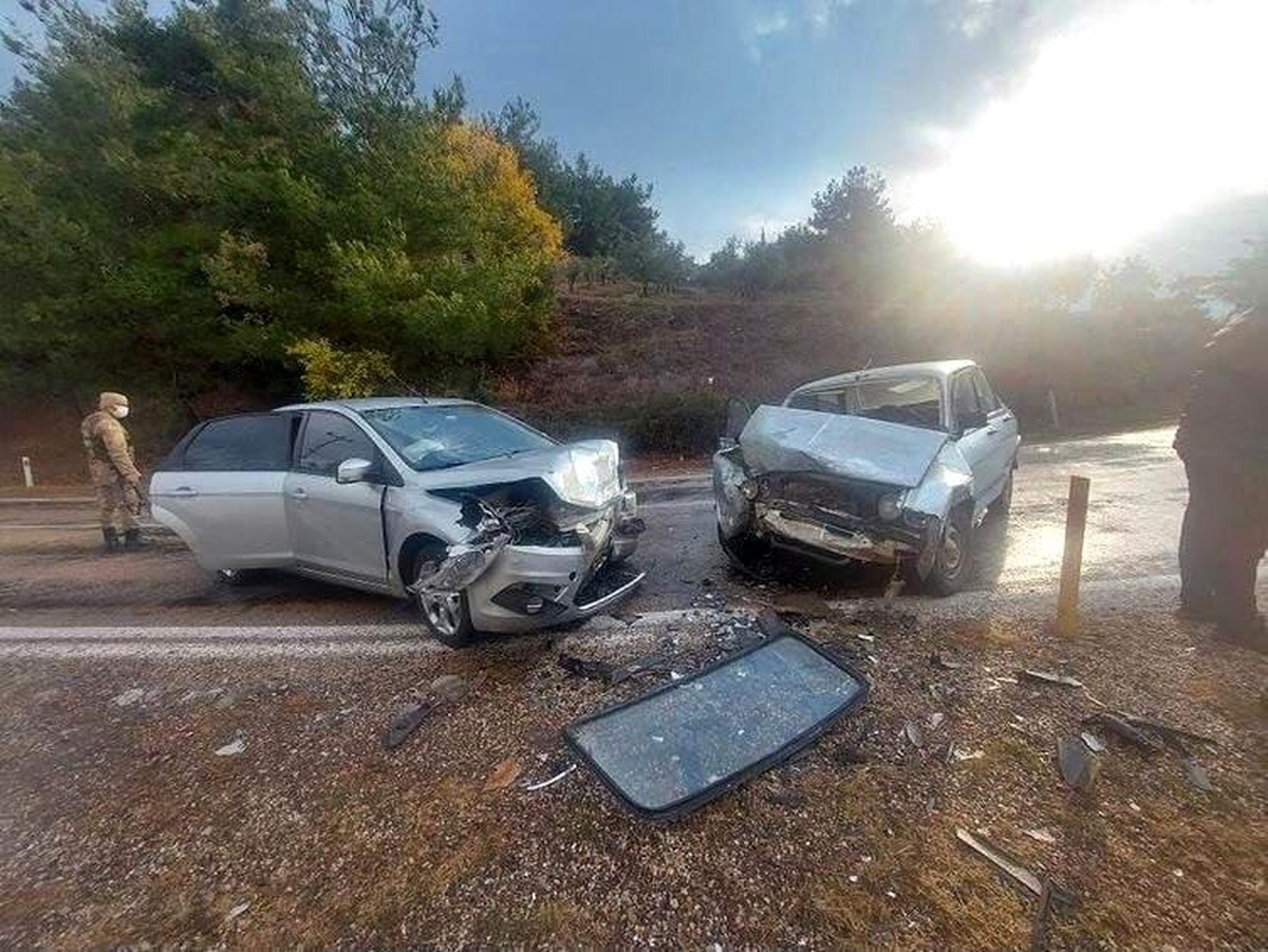 Osmaniye\'de otomobiller kafa kafaya çarpıştı: 1 ölü, 2 yaralı