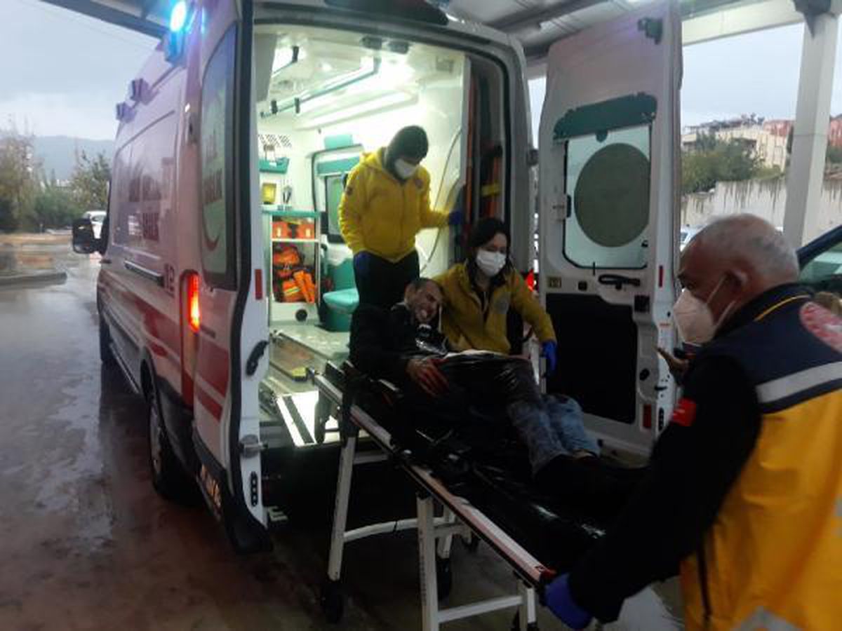 Pompalı tüfeği incelerken kendini yaraladı