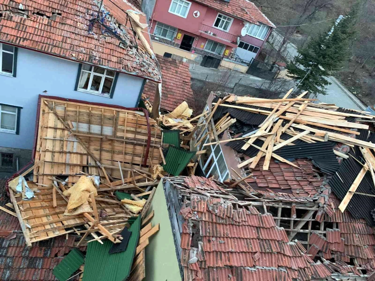 Samsun\'da fırtına çatıları uçurdu