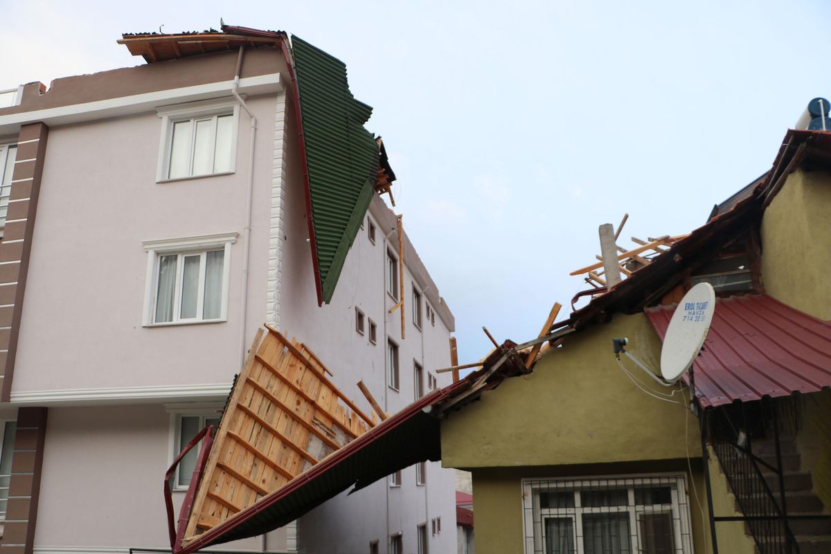 Samsun ve Tokat'ta kuvvetli rüzgar çatıları uçurdu