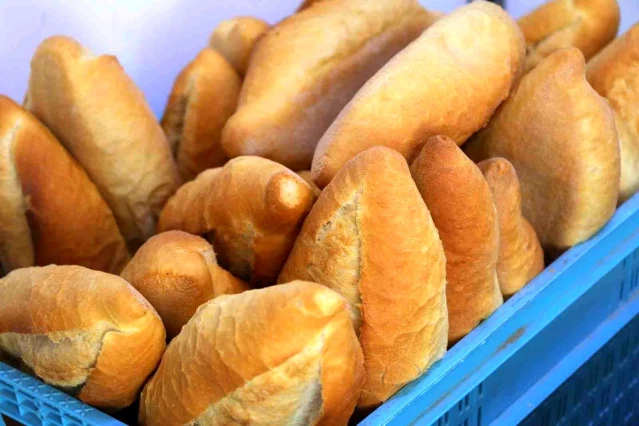 Selçuk'ta buğdaylar ekmeğe dönüştü, ücretsiz vatandaşlara ulaştırılıyor