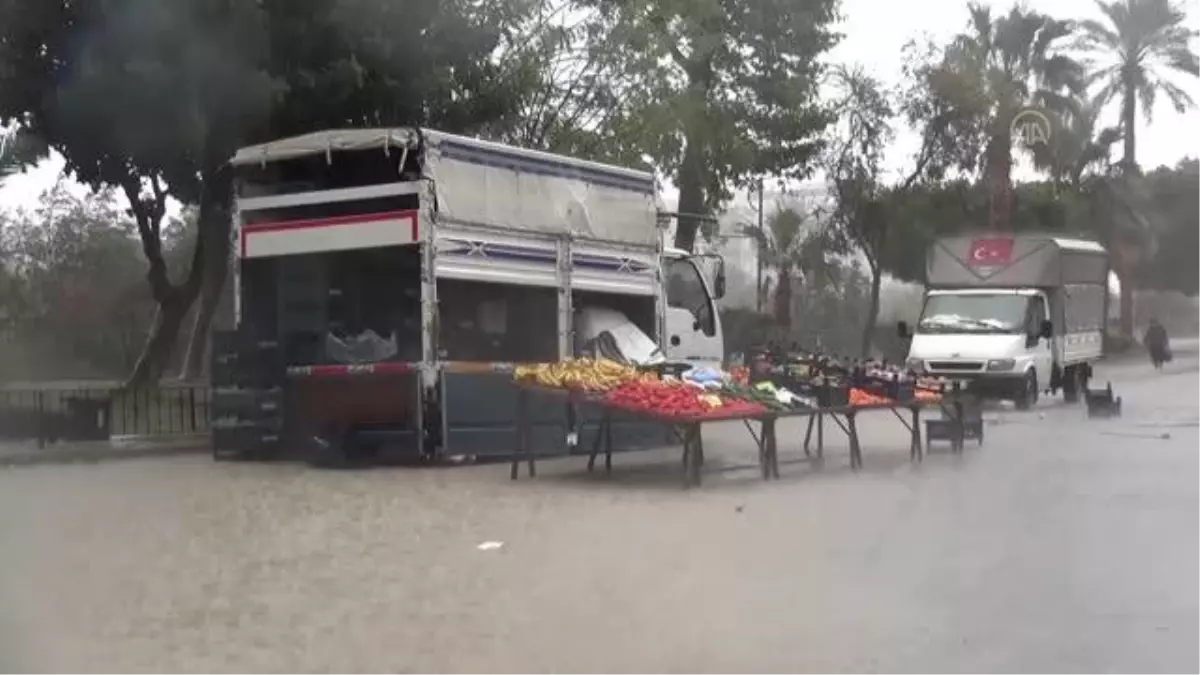 Silifke\'de sağanak nedeniyle ev ve iş yerleri su altında kaldı