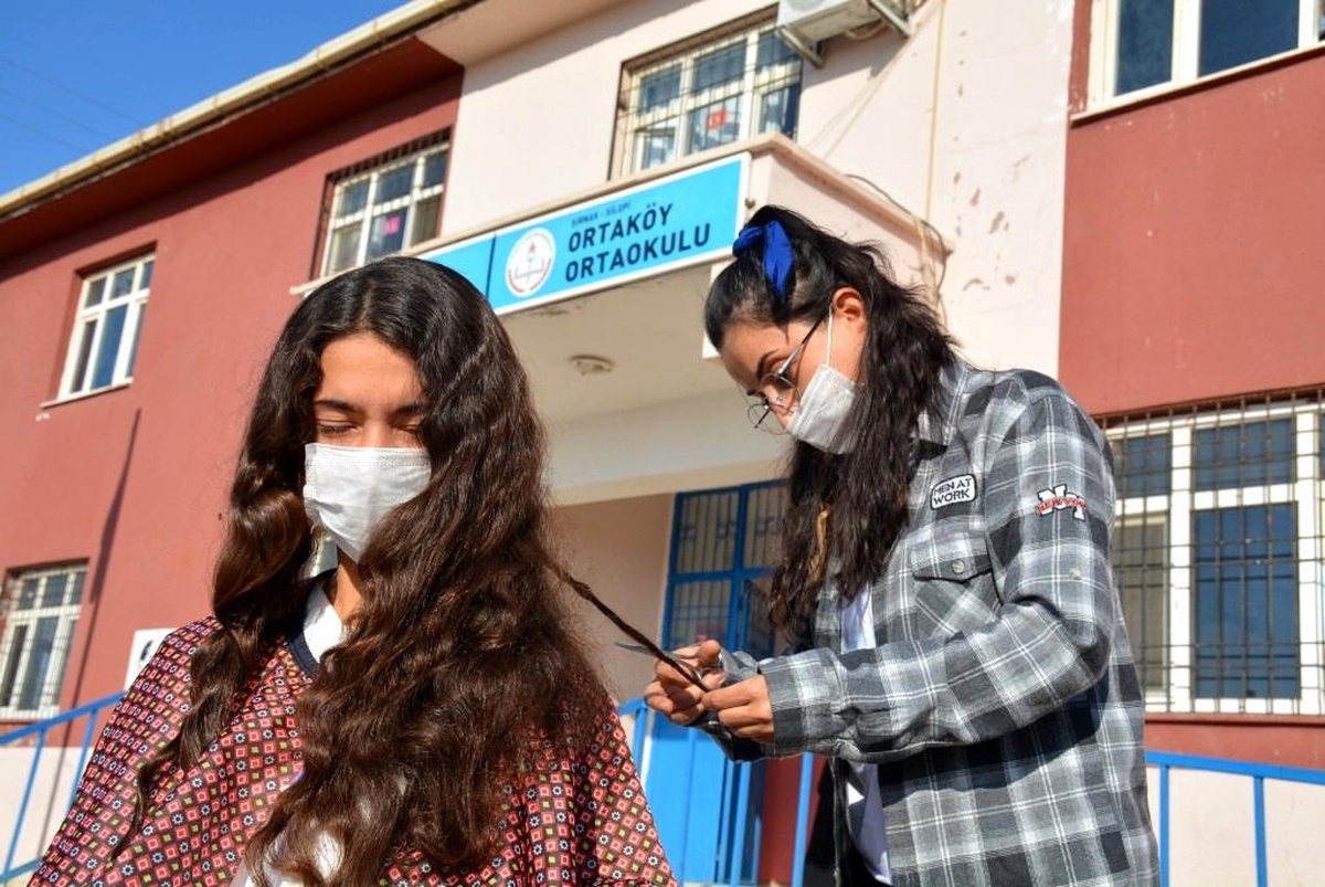 Silopi\'de köy okulundaki kızların saç bakımlarını gönüllüler yaptı
