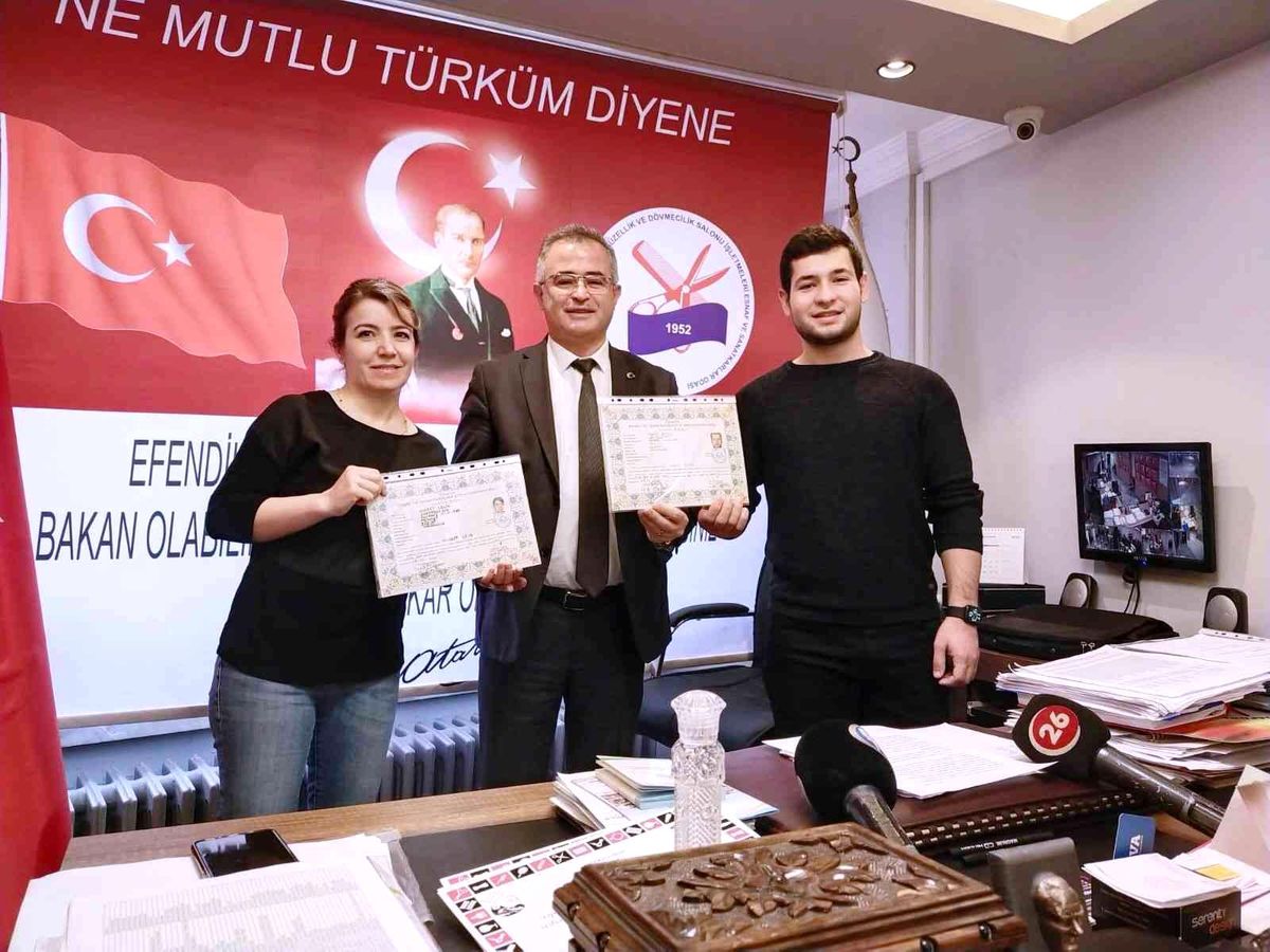 Sınavda başarılı olanlar Kuaförler Odası\'ndan belgelerini aldı
