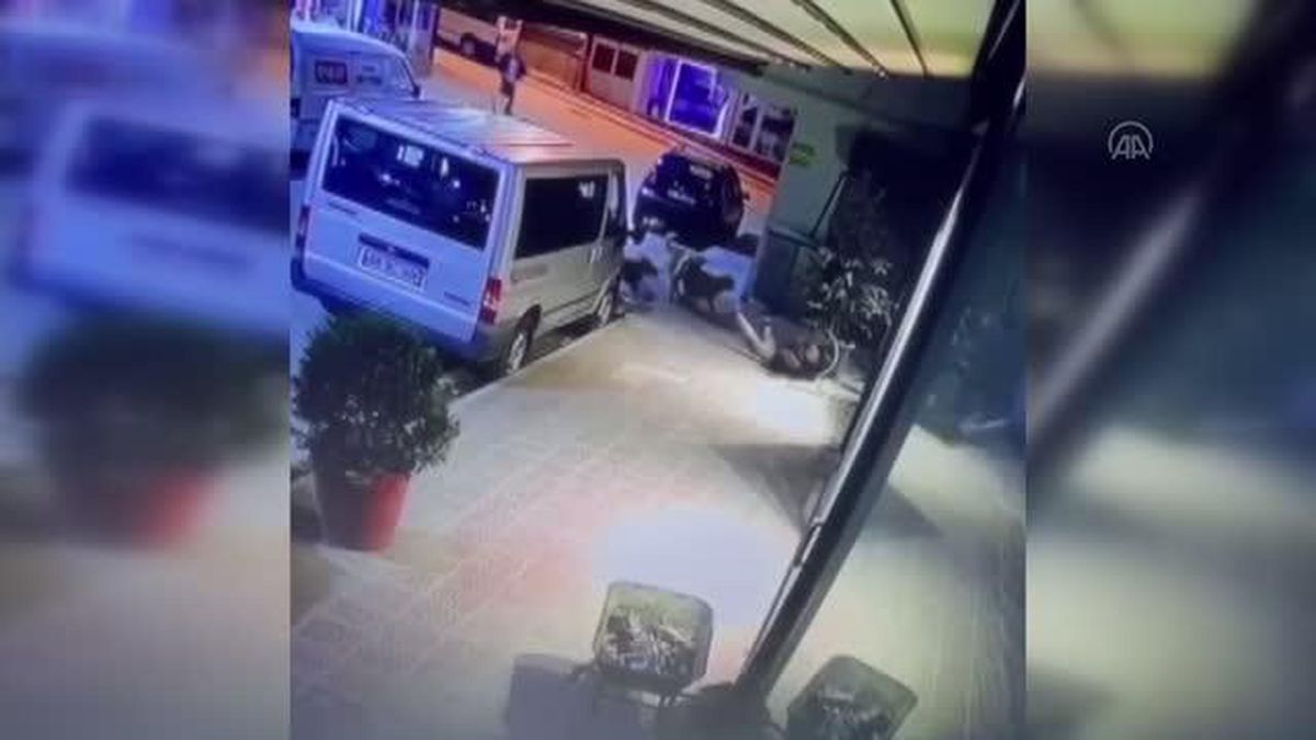 Sokak köpeklerinin saldırdığı çocuğu esnafın kurtardığı anlar kameraya yansıdı