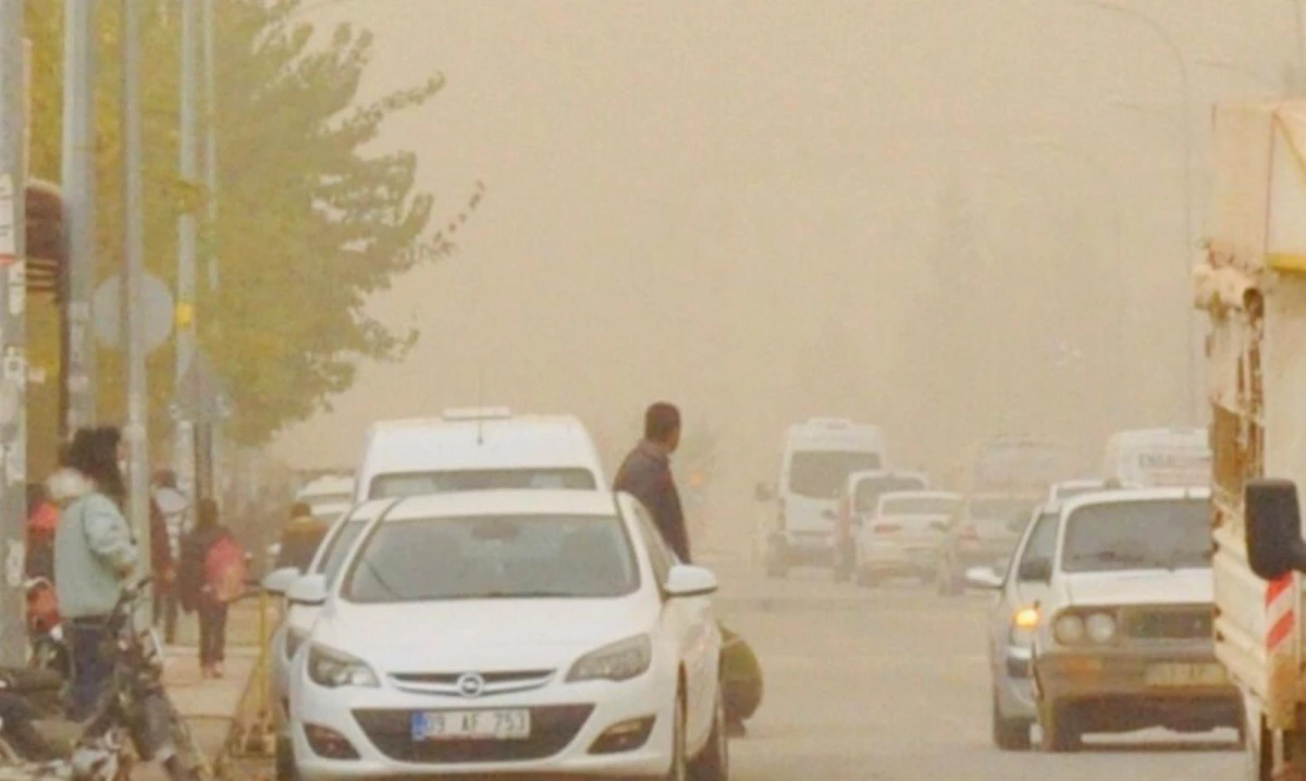 Suriye sınırındaki toz bulutu gökyüzünü sarı renge bürüdü