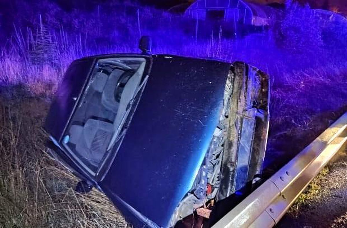 Tavşanlı\'da otomobil yoldan çıkarak devrildi: 4 yaralı