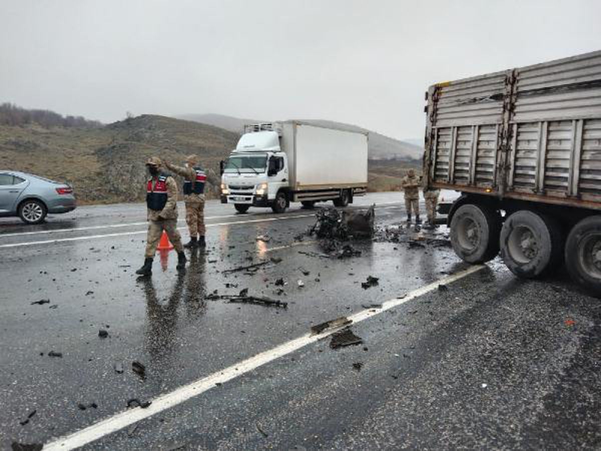 TIR'ın çarptığı otomobilin motoru yola savruldu: 3 yaralı