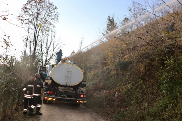 Trabzon'da çıkan örtü yangınını söndürme çalışmaları devam ediyor