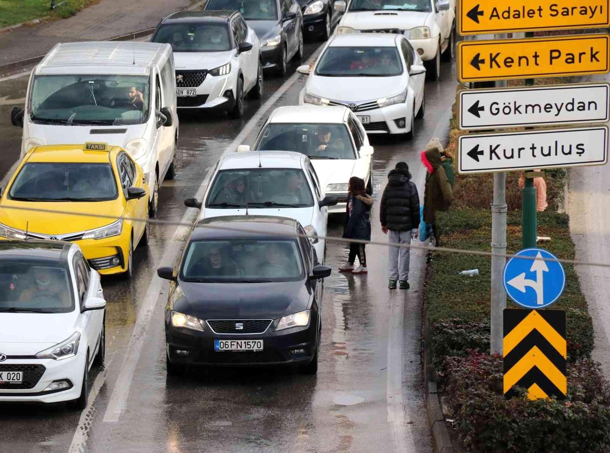 Trafik ışıklarında canlarını hiçe sayarak dilenen çocuklar