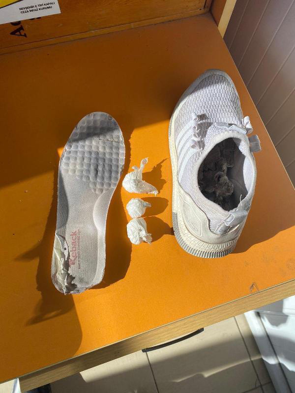 Tutuklandı, cezaevinde aranırken ayakkabısından uyuşturucu çıktı