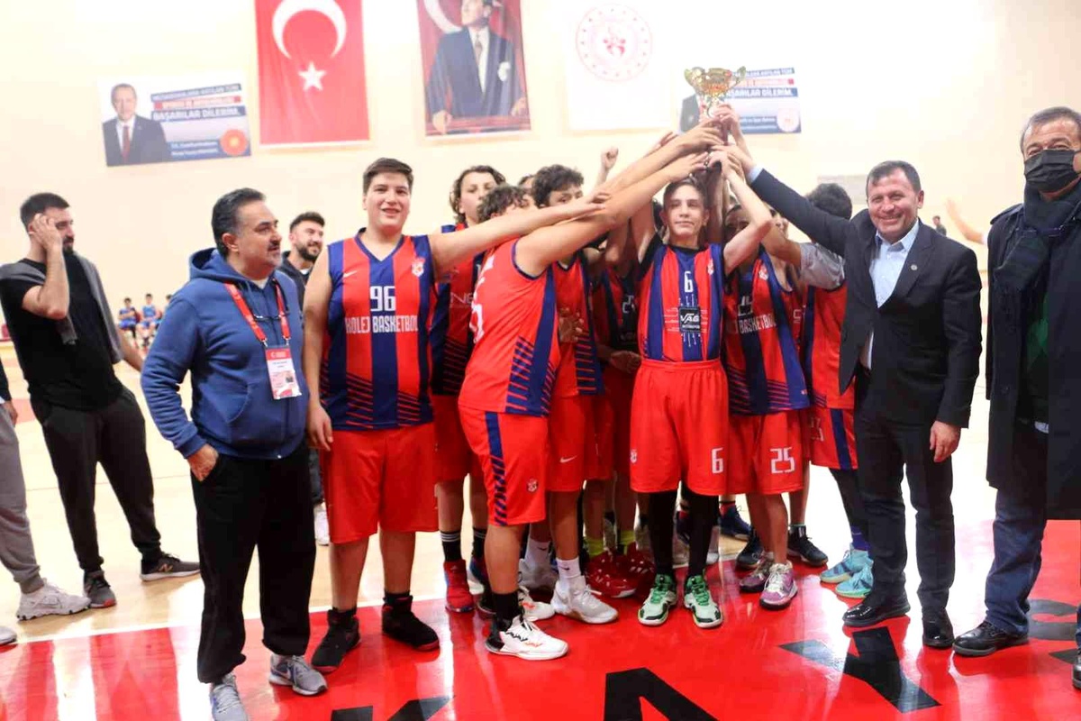 U14 Basketbol\'da şampiyon Kolej Basketbol takımı oldu