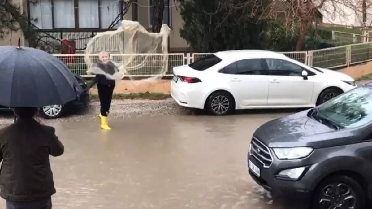 Vatandaştan şaşırtan tepki! Yol göle dönünce ağ atıp balık tutmak istedi