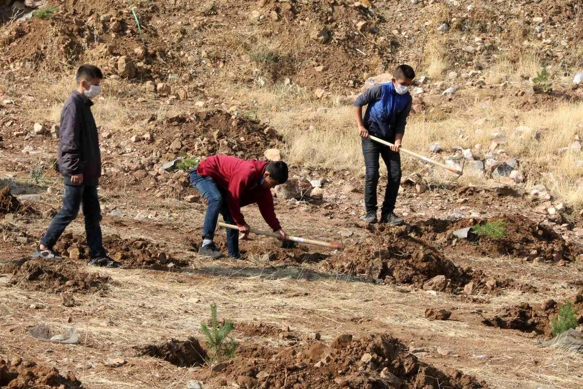Yahyalılı gençler fidanları toprakla buluşturdu