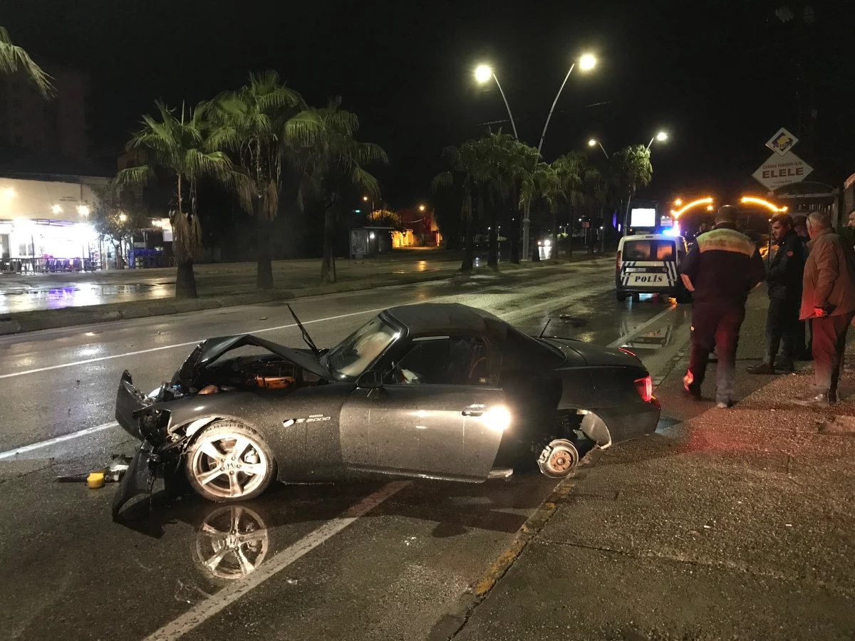 Son dakika haberi: Adana\'da kaza yapan otomobilin sürücüsü olay yerinden kaçtı