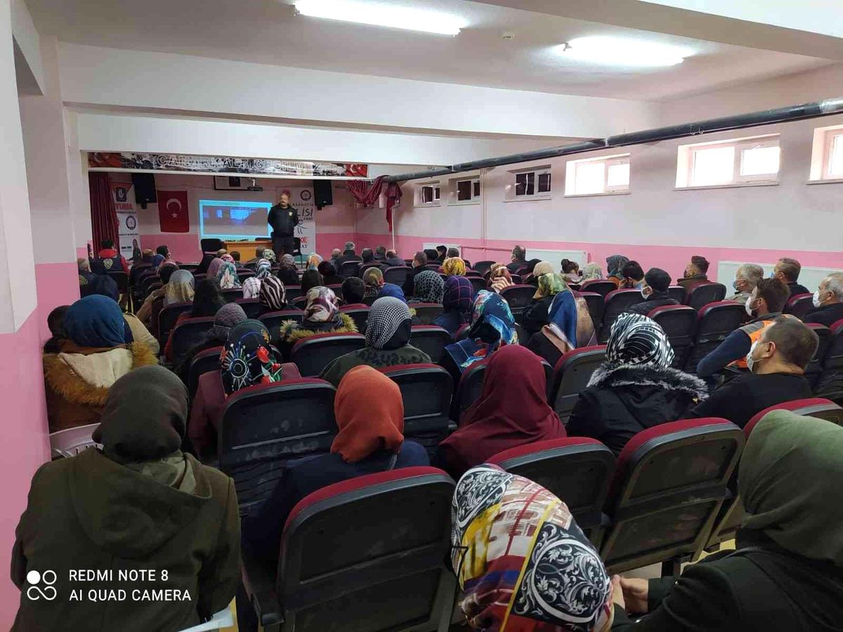 Akdağmadeni ilçesinde en iyi Narkotik Polisi Anne ve KADES semineri yapıldı
