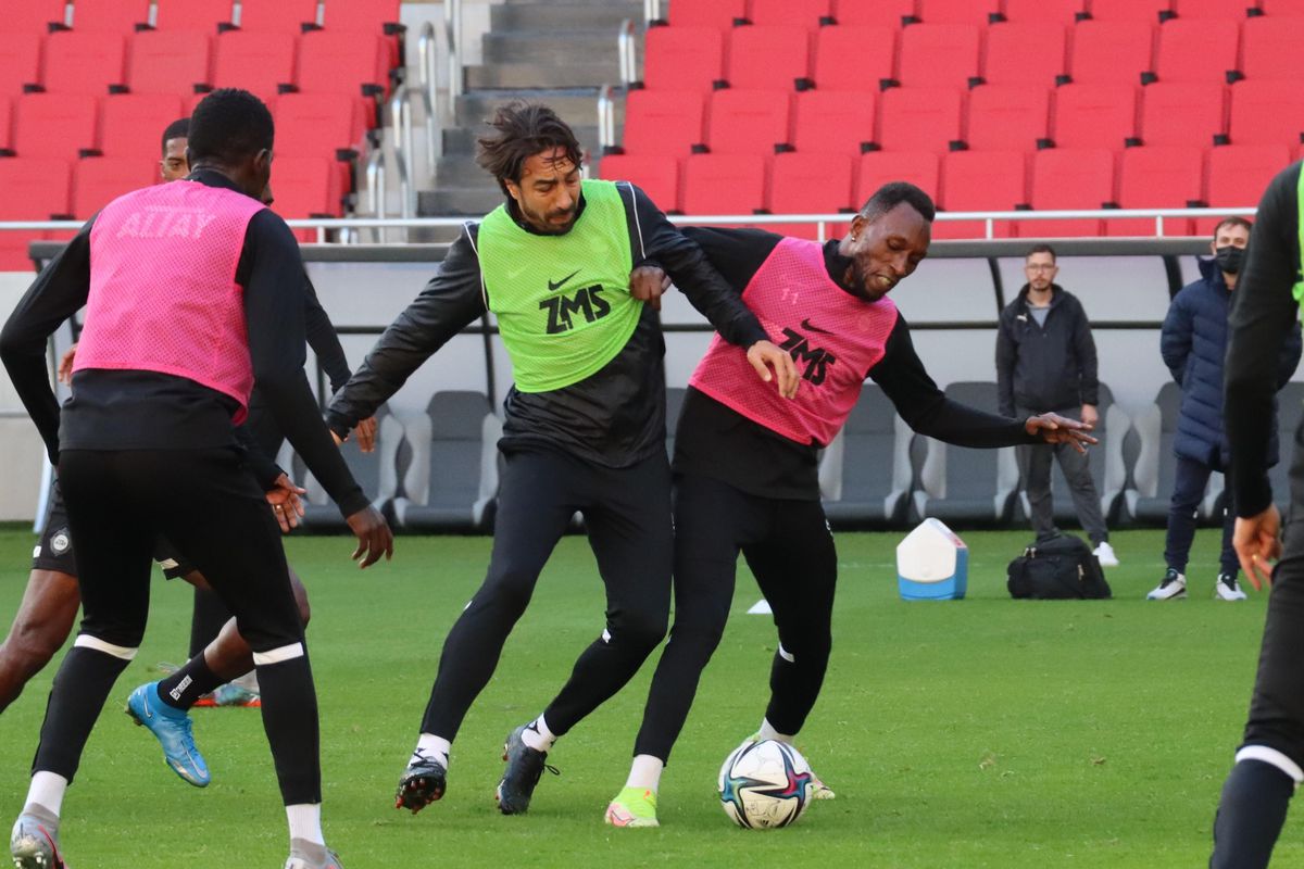 Altay, Hatayspor maçının son antrenmanını Alsancak Mustafa Denizli Stadı\'nda yaptı