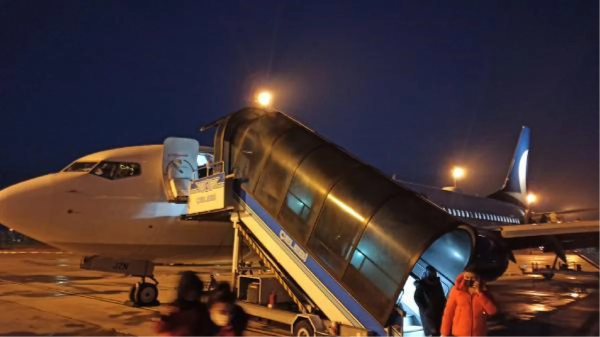 AnadoluJet uçağı Erzurum\'a acil iniş yaptı