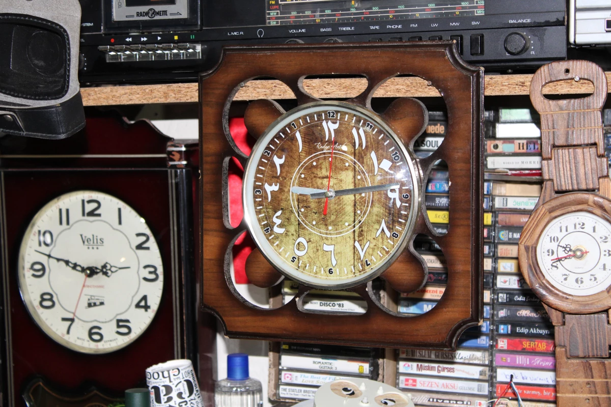 Antikacı, tersine çalışan saat yaptı!