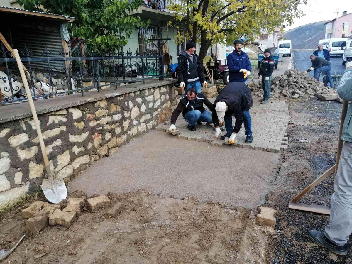 Arapgir'de kilit taş ve altyapı çalışmaları hızlandı