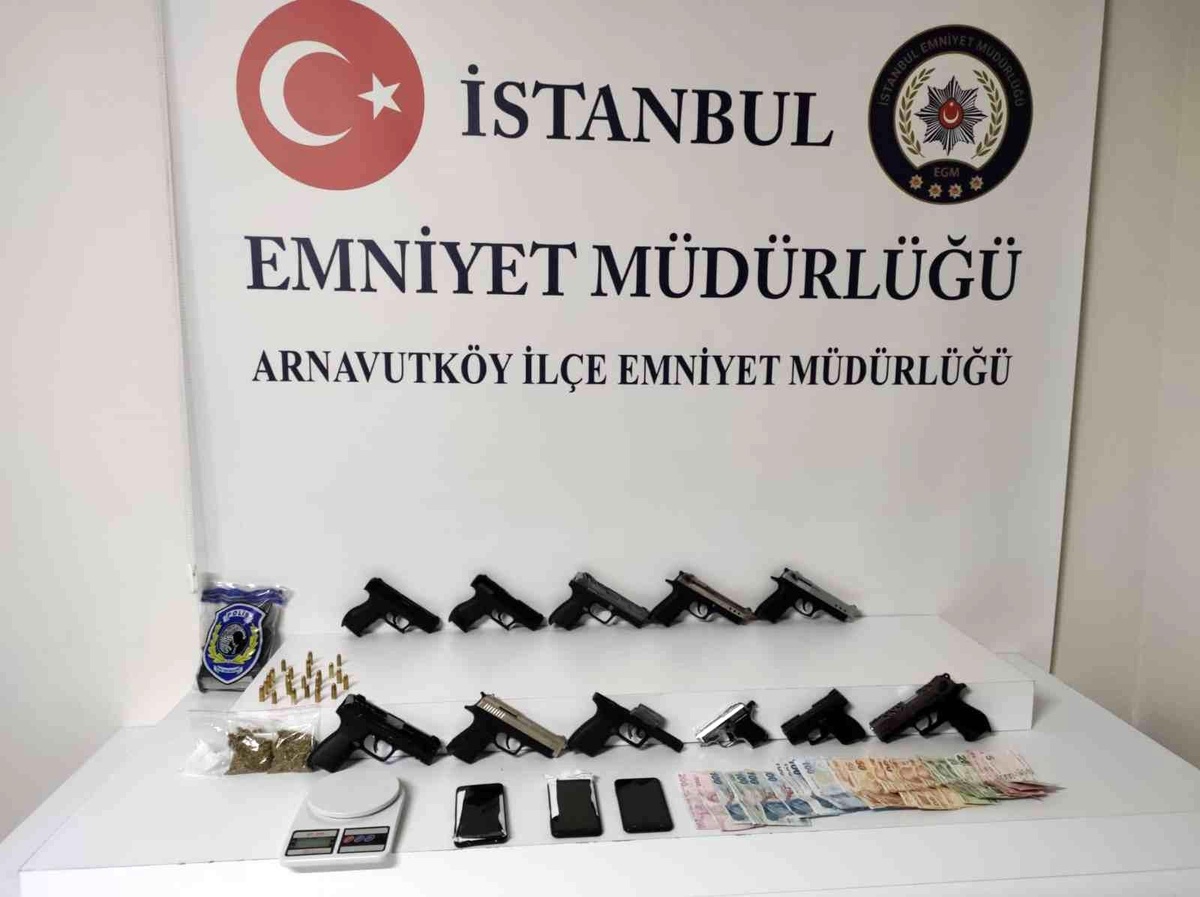 Son dakika haber | Arnavutköy\'de silah ve uyuşturucu tacirlerine operasyon: 7 gözaltı