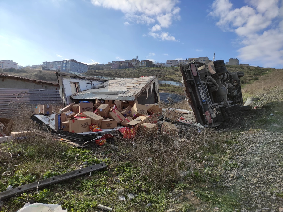 Başakşehir\'de dondurulmuş gıda yüklü kamyonet devrildi
