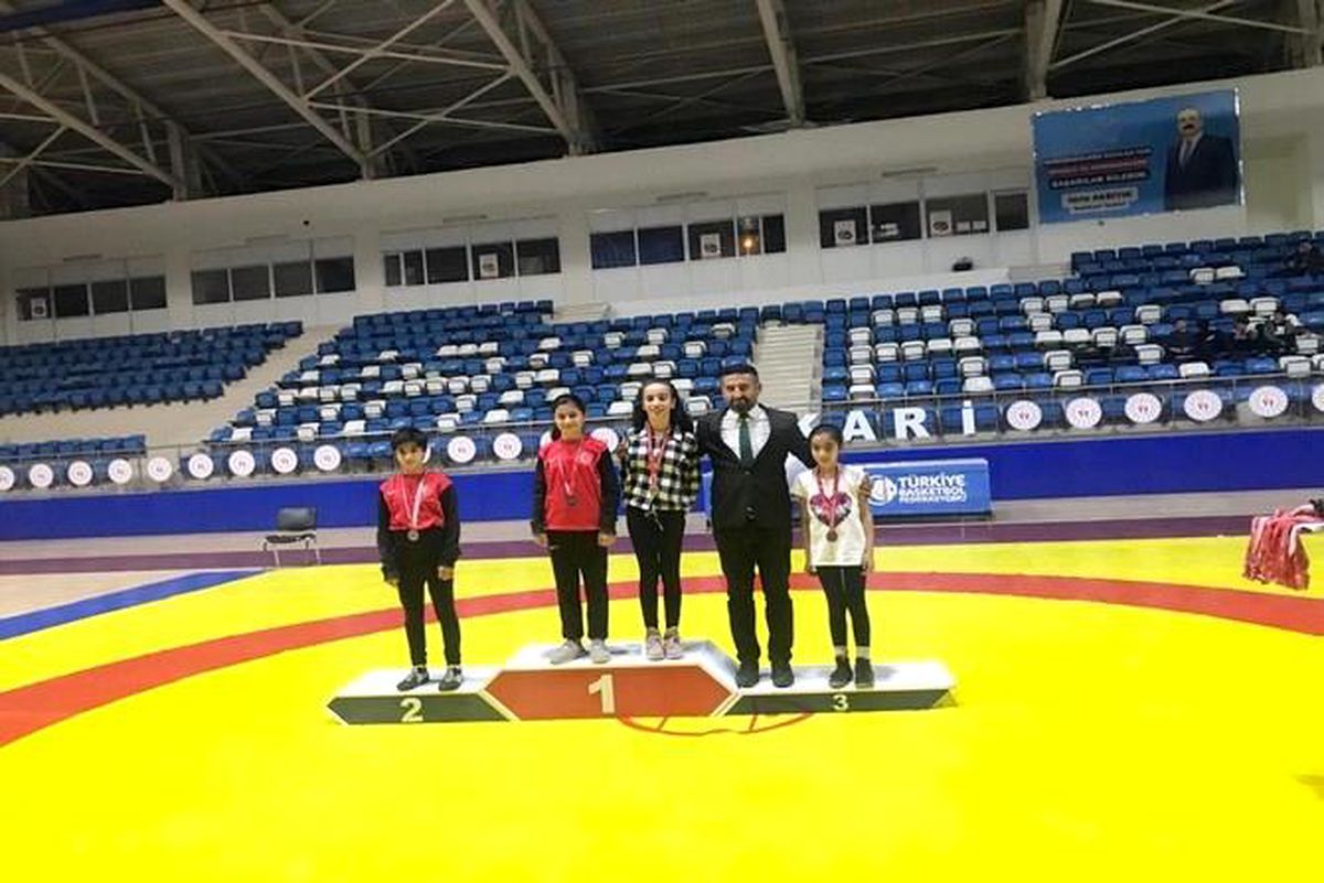 Başkan Arslan güreş turnuvası ödül törenine katıldı