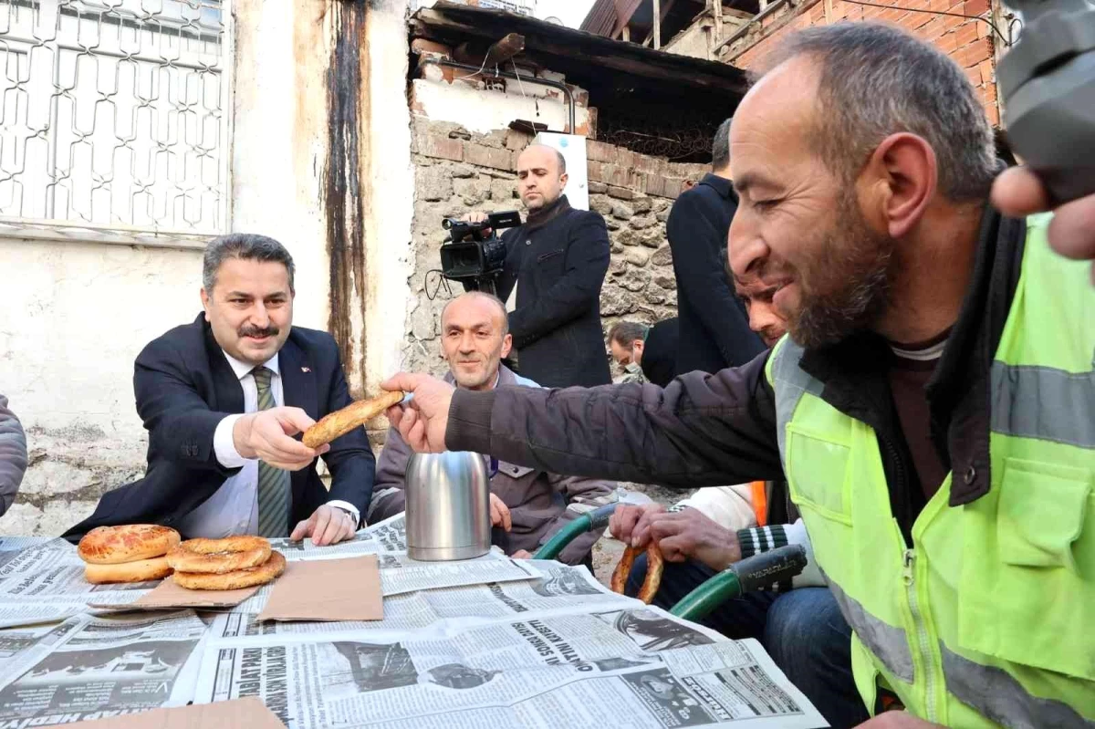 Başkan Eroğlu\'dan belediye işçilerine çay ile simit ikramı