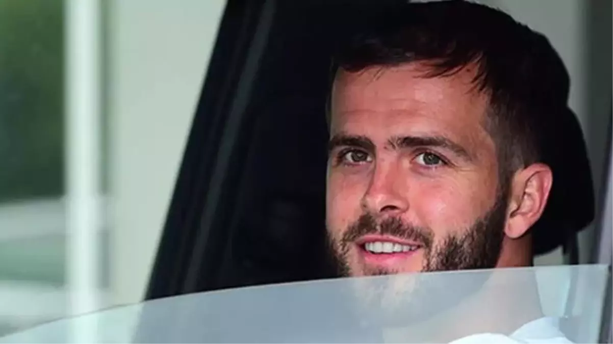 Beşiktaş\'ta yıldız futbolcu Pjanic yakınlarıyla vedalaştı!