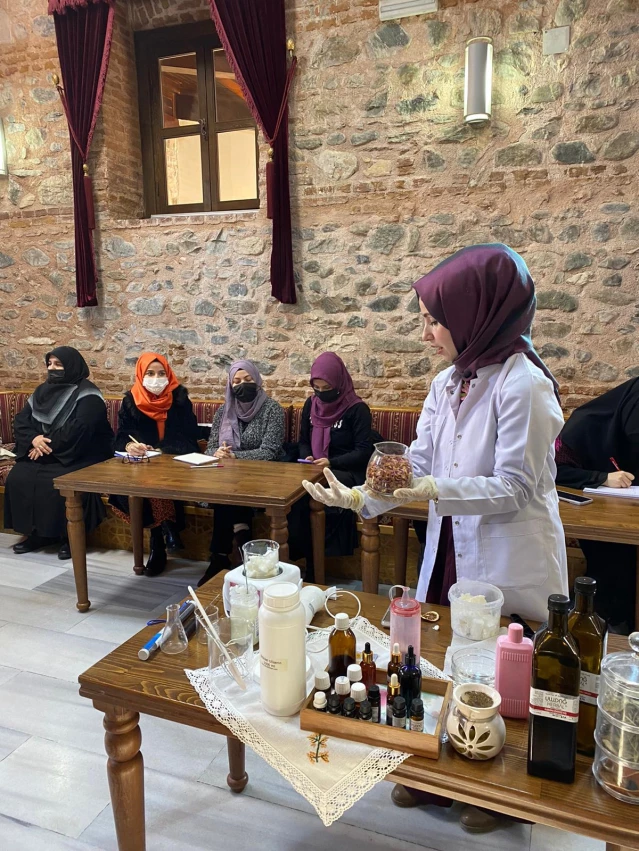 Bursa'da Tıbbi ve Aromatik Bitki Yetiştiriciliği kursiyerleri sertifikalarını aldı
