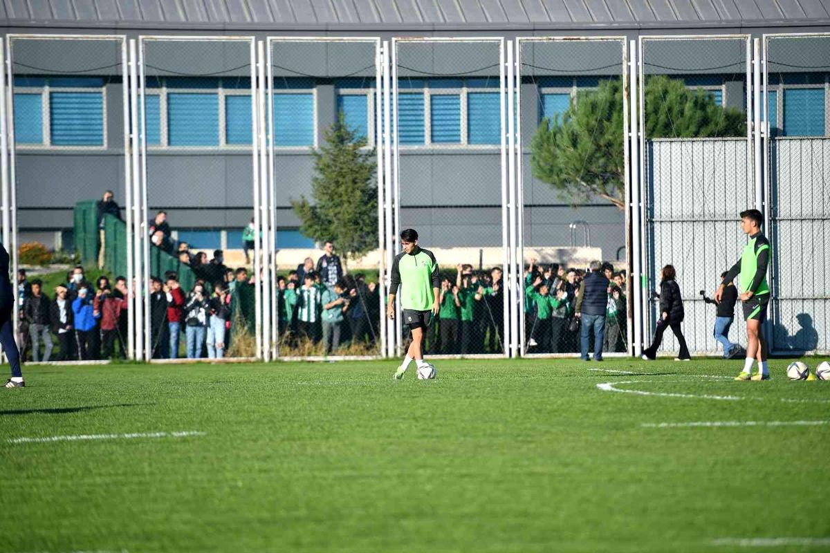 Bursaspor taraftara açık antrenman gerçekleştirdi