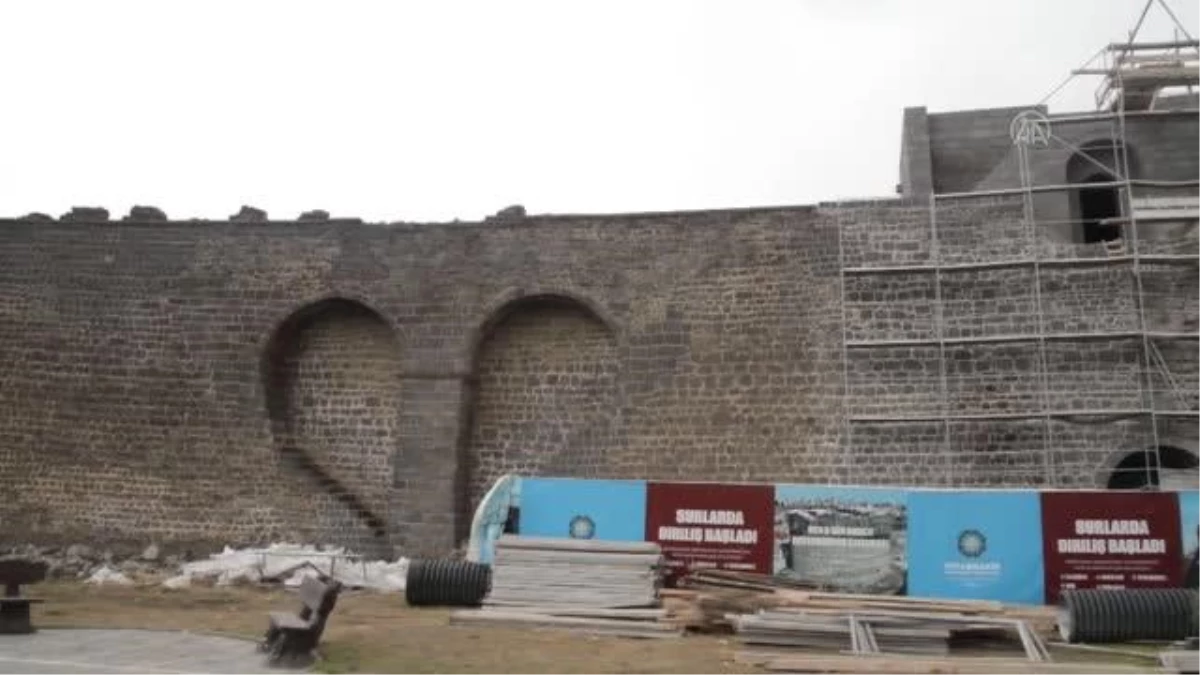 DİYARBAKIR - Tarihi surlardaki Yedikardeş Burcu temizlenerek ışıklandırıldı