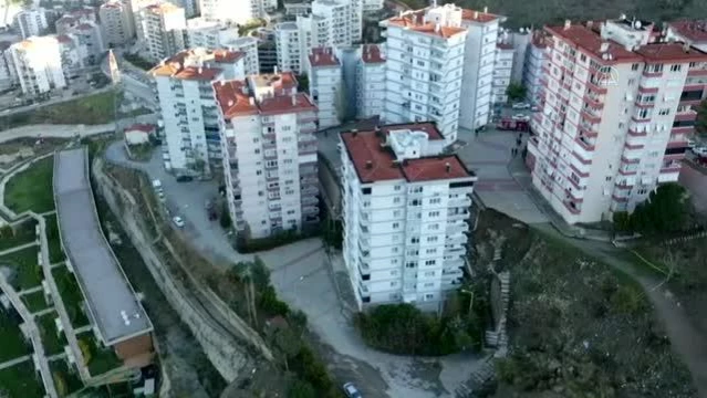 (Drone) İstinat duvarının çökmesi sonucu 2 apartman tahliye edildi