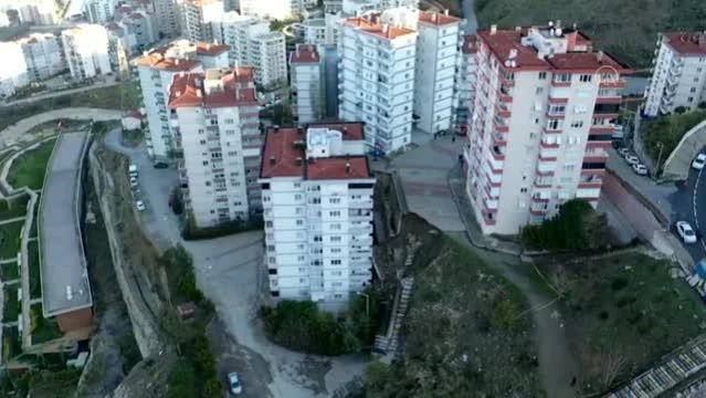 (Drone) İstinat duvarının çökmesi sonucu 2 apartman tahliye edildi